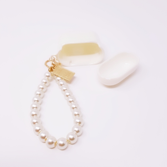 Airpods Case with Keychain - Picture 4 of 10